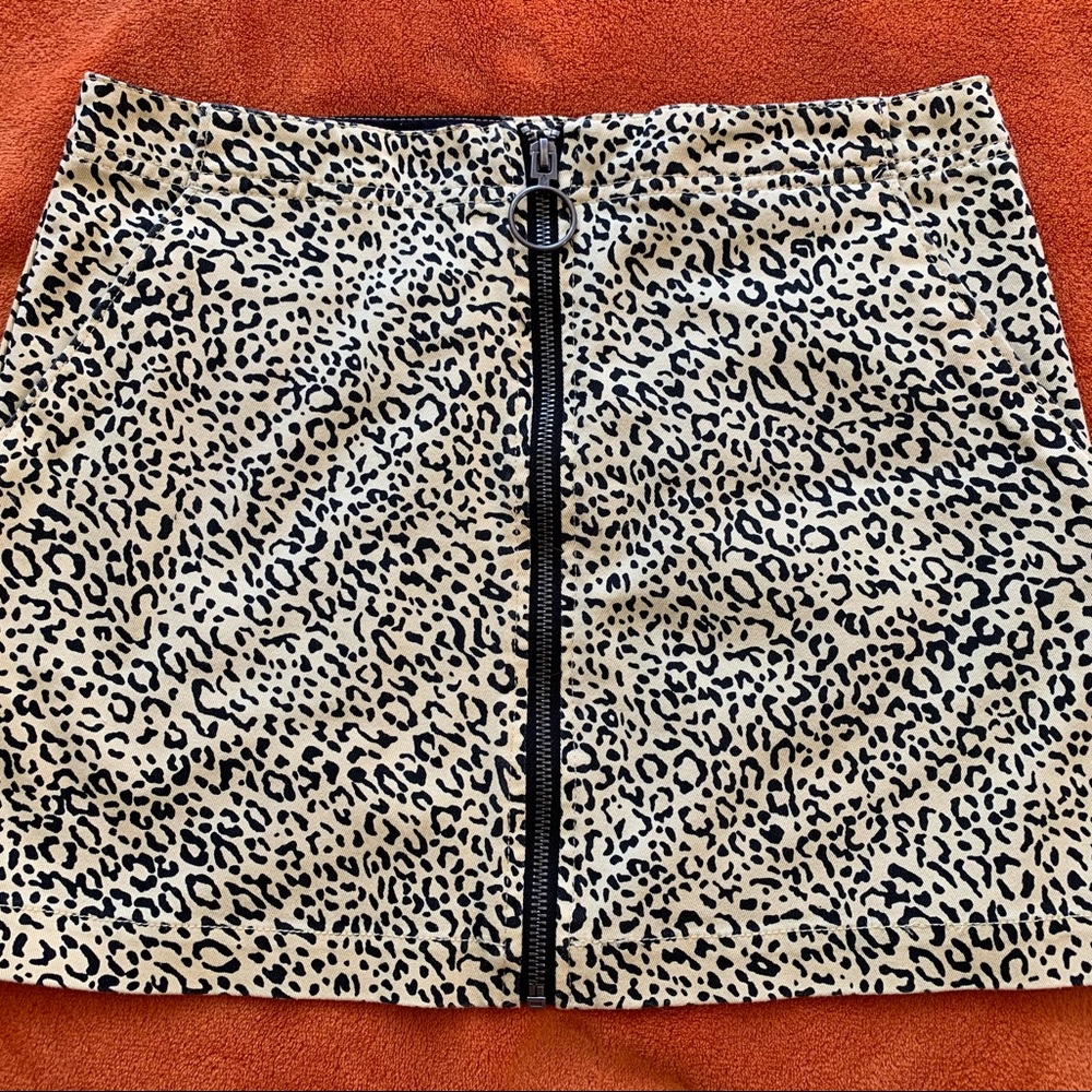 VOLCOM FROCHICKIE leopard print mini skirt . size S (4/6)